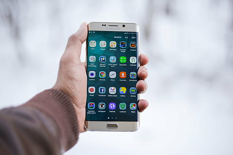 zelts, samsung, galaktika, android, viedtālrunis, rāda, izvēlnē, ekrānā, tehnoloģijas, makets, lietotnes, skārienekrāns, lietojumprogrammas, samsung galaxy s6 malas plus, tālruni, Mobilais telefons, bezvadu tehnoloģija, komunikāciju, cilvēka roku, saimniecība, iphone, internetā, ābolu datori, lietojumprogrammatūru, globālās komunikācijas, roka, cilvēka ķermeņa daļa, savienojumu, tuvplāns, viens cilvēks, pieaugušais, portatīvo informācijas ierīci, telpās, digitālā tablete, numuru, 5K, CC0, publiskais domēns, bez atlīdzības