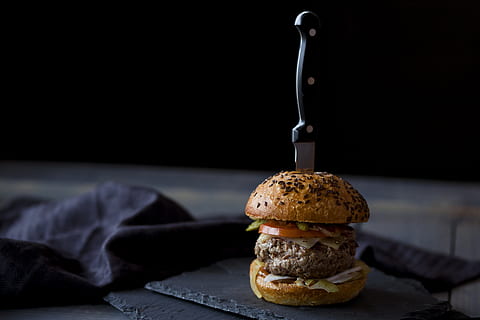 burger skewered, kniv, sort, tekstil, burger, skive, tomat, salat, køkkenkniv, mad, gourmet, morgenmad, dessert, snack, tæt på, cookie, sødt mad, bagværk, mad og drikke, brød, sort baggrund, ingen mennesker, friskhed, indendørs, fokus på forgrunden, klar til at spise, usund spisning, studio skud, fastfood, kopiere plads, overbærenhed, stilleben, fristelse, enkelt objekt, dag, hamburger, 5K, CC0, offentligt domæne, royaltyfrie