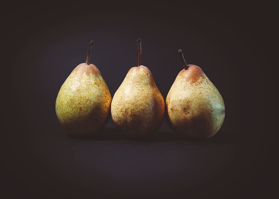 tres, peres, negre, superfície, fotografia, fruites de pera, guavas, pera, fruita, menjar, frescor, madur, orgànic, alimentació saludable, menjar vegetarià, naturalesa, primer pla, menjar i beguda, cap gent, vegetals, tir de l'estudi, fons negre, natura morta, a l'interior, benestar, grup d'objectes, tres objectes, taula, còpia espai, tallar, costat a costat, tija de la planta, 4K