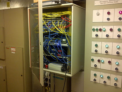 cable, cable de datos, Ethernet, tecnología, conexión, Internet, enchufe de conexión de red, comunicación, Red de computadoras, servidor de red, negocio, cable de computadora, computadora, nadie, adentro, equipo, Negocio corporativo, tecnología inalámbrica, oficina, equipo de computadora, comunicaciones globales, datos, electricidad, complejidad, sucio, cableado, caos, fuente de alimentación, 2K, CC0, dominio público, libre de derechos