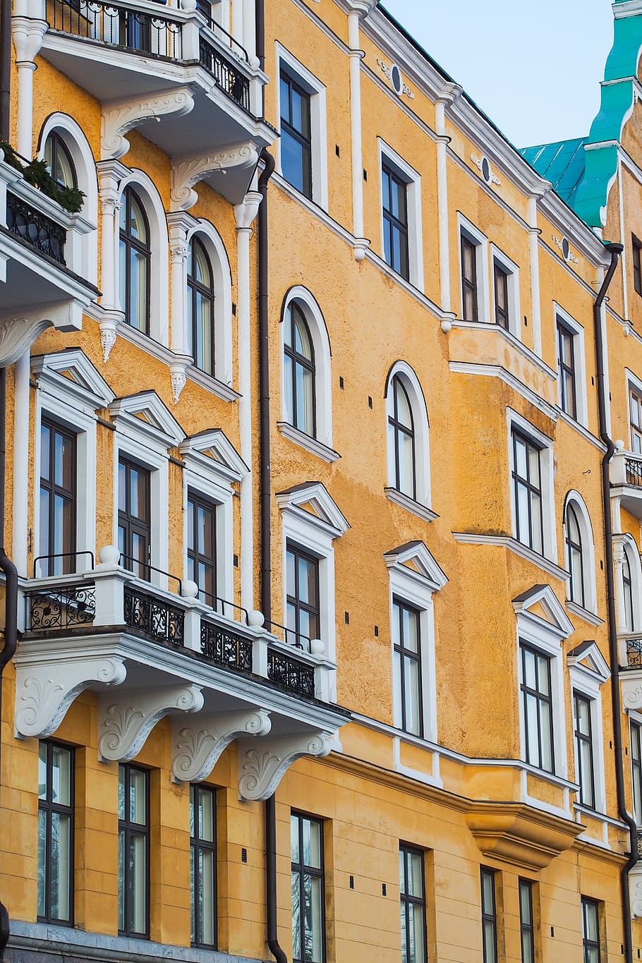 jugend, helsinki, edifici, arquitectura, Finlàndia, zona, ciutat, districte, finlandès, casa, vell, escandinavia, cel, urbà, blau, paisatge urbà, cruïlla, dia, europa, Europeu, patrimoni, històric, jugendstil, referència, municipal, nacional, a l'aire lliure, lloc, venda al detall, romanticisme, carrer, turisme, turista, torre, tradicional, finestra, exterior de l'edifici, balcó, estructura construïda, vista d’angle baix, barri residencial, cap gent, groc, naturalesa, arc, costat a costat, barana, cel clar, apartament, 4K