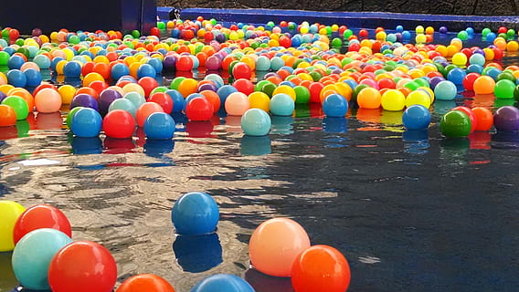 bile, colorate, apă, multi colorate, galben, distracţie, imagine color, grup mare de obiecte, albastru, în aer liber, zi, balon, culoare portocalie, nici o persoana, natură, plutitor, plutește pe apă, consecutiv, gonflabile, arhitectură, abundenţă, plastic, grup de obiecte, piscina, 4K, CC0, domeniu public, fără drepturi de autor