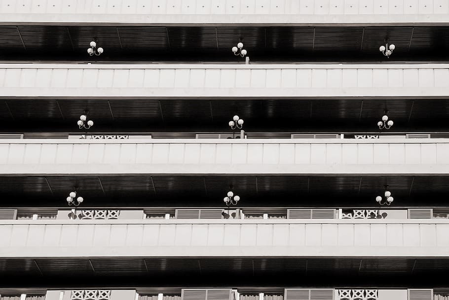 costruzione, facciata, residenza, architettura, Residenziale, Barcellona, Spagna, di fila, mensola, bottiglia, Bottiglia di vino, portavini, grande gruppo di oggetti, struttura costruita, esterno dell'edificio, Inquadratura dal basso, occupazione, giorno, finestra, all'aperto, città, ripetizione, gruppo di persone, ringhiera, persone reali, lavoro, moderno, sospeso, appartamento, 4K