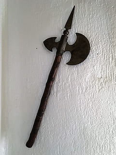 Waffe, mittelalterlich, Bewegung, Holz - Material, keine Leute, drinnen, Nahansicht, klassische Musik, Tag, Stillleben, Metall, einzelnes Objekt, Arbeitsgerät, Scharf, Werkzeug, alt, zwei Objekte, Wandbau - Funktion, High Angle View, Handwerkzeug, Tabelle, rostig, 2K