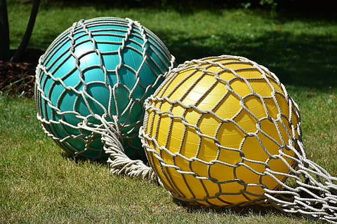 Feld, Gras, Seil, draußen, Bälle, Übungsbälle, Gummiball, Ball, Sport, Fußball, Mannschaftssport, Tag, Land, keine Leute, Kugel, Sportausrüstung, Pflanze, Nahansicht, Muster, Design, Natur, Gelb, gestalten, 5K, CC0, gemeinfrei, lizenzfrei