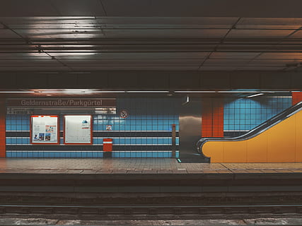 sort, rulletrappe, togstation, steder, tog, station, undergrundsbane, blå, orange, gul, jernbanetransport, offentlig transport, jernbanestation platform, arkitektur, transportmidler, jernbanestation, spore, bygget struktur, jernbanespor, transportform, belyst, ingen mennesker, tom, indendørs, tog - køretøj, gulve, loft, platform, 1080P, CC0, offentligt domæne, royaltyfrie