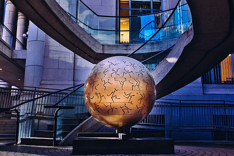 Globus-Statue, Innerhalb, Gebäude, braun, Globus Metalldekor, Globus, Ball, Kugel, Treppe, Schritte, die Architektur, gebaute Struktur, keine Leute, Gebäudehülle, Geländer, Tag, Glas - Material, Stadt, Reise, draußen, Kommunikation, gestalten, Design, Metall, modern, Transport, Kunst und Handwerk, 5K, CC0, gemeinfrei, lizenzfrei