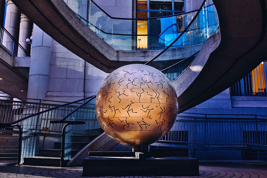 Globus-Statue, Innerhalb, Gebäude, braun, Globus Metalldekor, Globus, Ball, Kugel, Treppe, Schritte, die Architektur, gebaute Struktur, keine Leute, Gebäudehülle, Geländer, Tag, Glas - Material, Stadt, Reise, draußen, Kommunikation, gestalten, Design, Metall, modern, Transport, Kunst und Handwerk, 5K