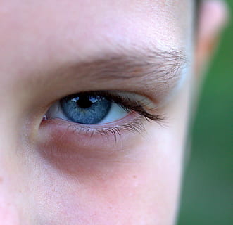 persona de l'ull esquerre, ull, blau, iris, gen, nen, bellesa, ull humà, part del cos humà, una persona, vista, primer pla, gent, cella, pestanya, iris - ull, globus ocular, part del cos, percepció sensorial, pell humana, pell, rostre humà, persones reals, retrat, mirant la càmera, macro, homes, parpella, adolescent, innocència, 2K, CC0, domini públic, lliure de regalies