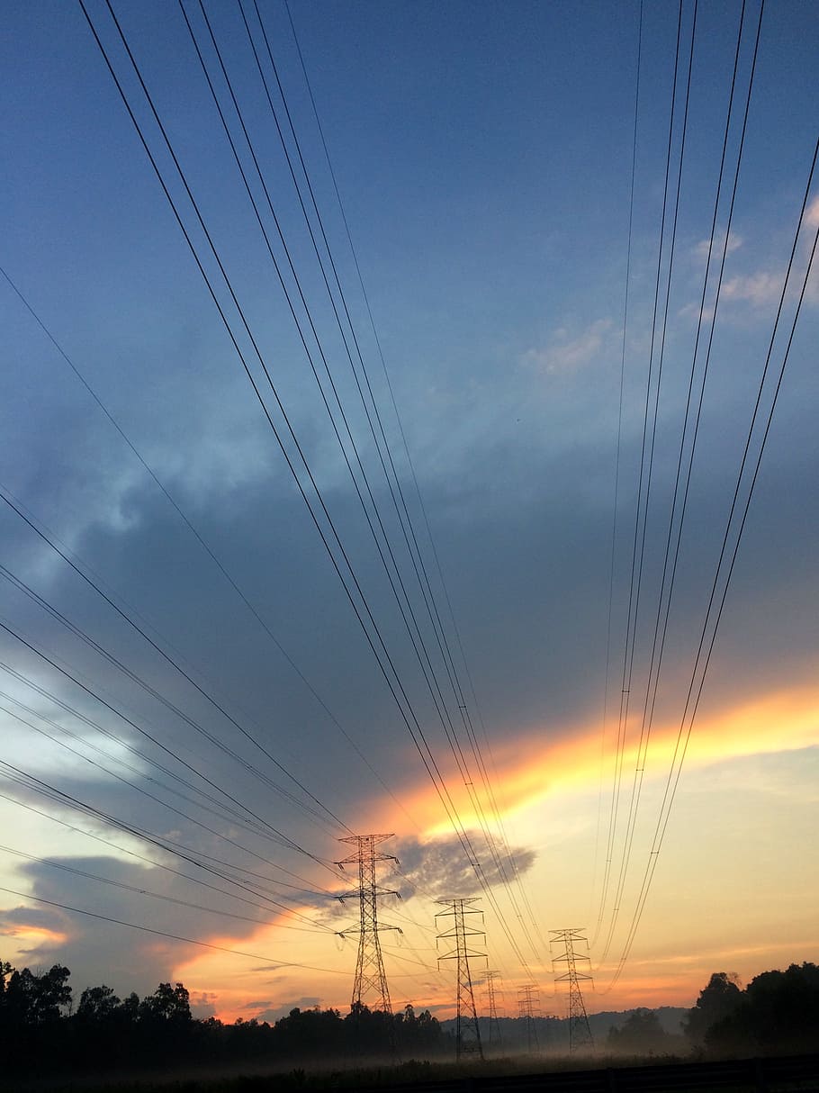 alba, cel, núvols, arbres, cable, corrent, vespre, elèctric, energia, alt voltatge, línia, línia elèctrica, línies elèctriques, acer, torre, transmissió, voltatge, cables, tecnologia, núvol - cel, electricitat, Font d'alimentació, piló d’electricitat, generació de combustible i energia, connexió, posta de sol, naturalesa, cap gent, silueta, escenics - natura, a l'aire lliure, bellesa a la natura, poder, escena tranquil·la, 2K