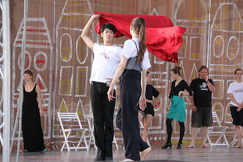dans, ballet, danser, proces, vakantie, rode mantel, groep mensen, volledige lengte, vrouw, volwassen, mannen, staand, mannetjes, vrouwtjes, menselijke arm, mensen, echte mensen, saamhorigheid, opgeheven armen, architectuur, jonge volwassene, dag, jonge vrouwen, menigte, menselijk lichaamsdeel, menselijke ledemaat, 5K, CC0, publiek domein, royaltyvrij