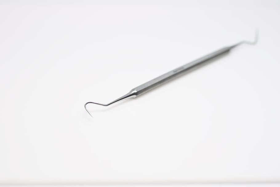 estrattore di tartaro, acuto, dentale, singolo oggetto, girato in studio, sfondo bianco, metallo, in casa, ritagliare, nessuno, color argento, strumento di lavoro, attività commerciale, avvicinamento, semplicità, copia spazio, precisione, attrezzatura, forniture per ufficio, arte e artigianato, ombra, sarto, acciaio, 4K