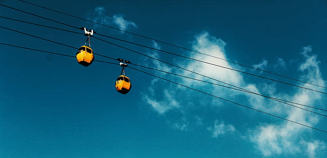 zwei, Gelb, Seilbahnen, ziehen um, eine lange, Tageszeit, ohne Titel, Seilbahn, Transport, Kabel, Himmel, blauer Himmel, Blau, Wolke, wolke - himmel, Flachwinkelansicht, Natur, hängend, Elektrizität, keine Leute, draußen, Stromleitung, Lichtanlage, Verbindung, Tag, Feier, Urlaub, Veranstaltung, Netzteil, 4K, CC0, gemeinfrei, lizenzfrei