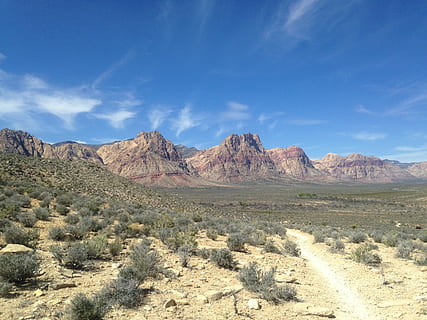 ruta, núvols, turó, vessant, senderisme, núvols, turó, ruta de senderisme, aventura, cel, blau, paisatge, desert, costa amunt, núvols de cel blau, a l'aire lliure, país, trek, Camí, dom, endavant, motxilla, pic, exploració, recreació, altitud, trekking, cim, caminada, alt, futur, panorama, escalar, natural, assolellat, Ventós, prat, paisatge desèrtic, muntanya, bicicleta de muntanya, trail running, camp obert, roques vermelles, naturalesa, escenics, Serra, escenics - natura, medi ambient, escena tranquil·la, bellesa a la natura, escena no urbana, tranquil·litat, formació de roca, clima àrid, terra, rock, geologia, clima, sòlid, llum solar, cap gent, formació, semiàrid, erosionat, 2K, CC0, domini públic, lliure de regalies