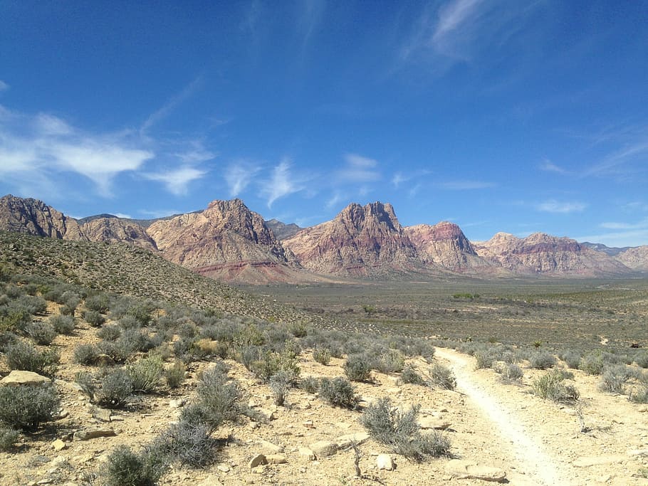 ruta, núvols, turó, vessant, senderisme, núvols, turó, ruta de senderisme, aventura, cel, blau, paisatge, desert, costa amunt, núvols de cel blau, a l'aire lliure, país, trek, Camí, dom, endavant, motxilla, pic, exploració, recreació, altitud, trekking, cim, caminada, alt, futur, panorama, escalar, natural, assolellat, Ventós, prat, paisatge desèrtic, muntanya, bicicleta de muntanya, trail running, camp obert, roques vermelles, naturalesa, escenics, Serra, escenics - natura, medi ambient, escena tranquil·la, bellesa a la natura, escena no urbana, tranquil·litat, formació de roca, clima àrid, terra, rock, geologia, clima, sòlid, llum solar, cap gent, formació, semiàrid, erosionat, 2K