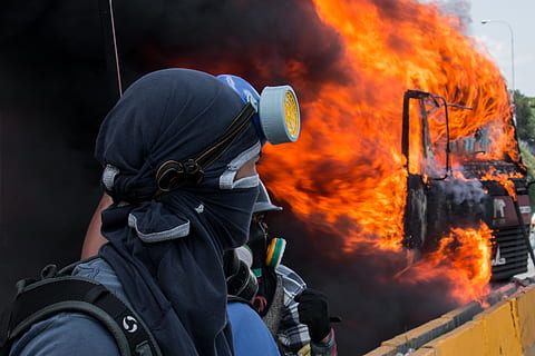 persona, melns, pelēks, gāzmaska, skatīties, nodedzinātas, transportlīdzekli, valkā, respiratoru maska, protests, uguns, demonstrators, nemieri, uguns - dabas parādība, siltuma - temperatūra, liesma, dedzināšana, dūmu - fiziskā struktūra, briesmas, ugunsdzēsēju, ārā, nozare, galvassegas, ķivere, aizsargapģērbs, darba ķivere, tikai vīrieši, aizsardzību, brīdinājuma zīme, komunikāciju, saimniecība, zīme, drošību, risks, nodarbošanās, nelaimes gadījumiem un katastrofām, viens cilvēks, glābšanas darbinieks, ugunsdzēsības šļūtene, atbildību, vienota, izsmidzināšana, 2K, CC0, publiskais domēns, bez atlīdzības