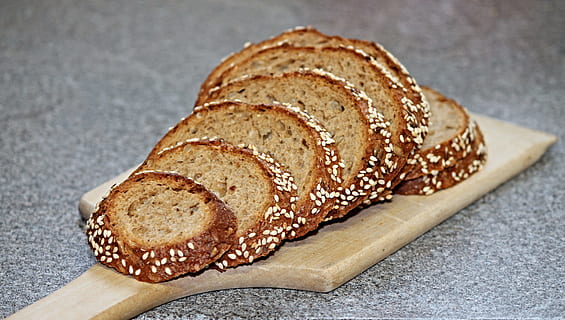 Brot, Hacken, Tafel, Getreidebrot, Roggenbrot, Schnitt, knusprig, Backwaren, Lebensmittel, Bauernbrot, Essen, backen, Körner, Kruste, gebacken, Snack, Vesper, frisch, Frühstück, Weizenvollkornbrot, lecker, Weltmeister Brot, Sportler Brot, köstlich, Ernährung, Mahlzeit, gesund, Essen und Trinken, Frische, keine Leute, Nahansicht, Schneidbrett, ein Leib Brot, drinnen, Holz - Material, hausgemacht, Geschäft, Süßes Essen, Einfachheit, Studioaufnahme, braun, Bäckerei, Teig, Fokus auf den Vordergrund, französisches Essen, Versuchung, 4K, CC0, gemeinfrei, lizenzfrei