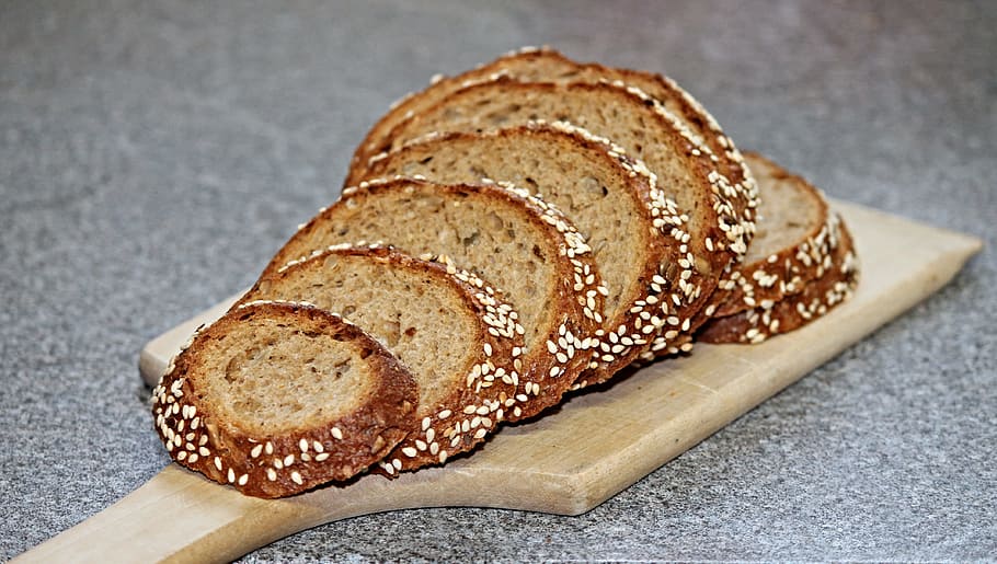 Brot, Hacken, Tafel, Getreidebrot, Roggenbrot, Schnitt, knusprig, Backwaren, Lebensmittel, Bauernbrot, Essen, backen, Körner, Kruste, gebacken, Snack, Vesper, frisch, Frühstück, Weizenvollkornbrot, lecker, Weltmeister Brot, Sportler Brot, köstlich, Ernährung, Mahlzeit, gesund, Essen und Trinken, Frische, keine Leute, Nahansicht, Schneidbrett, ein Leib Brot, drinnen, Holz - Material, hausgemacht, Geschäft, Süßes Essen, Einfachheit, Studioaufnahme, braun, Bäckerei, Teig, Fokus auf den Vordergrund, französisches Essen, Versuchung, 4K