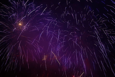 viola, giallo, fuochi d'artificio, razzo, Vigilia di Capodanno, pioggia di scintille, pirotecnica, Capodanno, fuochi d'artificio art, luce, effetti speciali, argento, brillante, notte, illuminato, Fuochi artificiali, celebrazione, sfondi, nessuno, fuoco d'artificio, Inquadratura dal basso, movimento, evento, che esplode, cielo, lunga esposizione, movimento sfocato, cultura artistica e intrattenimento, raggiante, fuochi d'artificio - Oggetto creato dall'uomo, natura, scintille, fumo - struttura fisica, Festival, 5K, CC0, dominio pubblico, privo di copyright