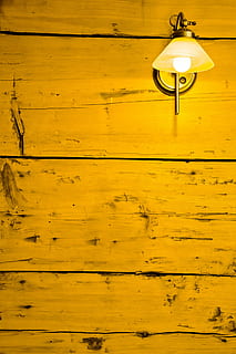 gul vegglampe, bytte lampe, vegg, lys, tre, styrene, rå, humør, gul, Herregård, belysningsutstyr, lyspære, tre - materiale, belyst, bakgrunn, elektrisitet, ingen folk, innendørs, nærbilde, veggbyggingsfunksjon, lav vinkel visning, bygget struktur, arkitektur, mønster, tak, glødende, gammel, elektrisk lampe, strukturert, 4K, CC0, offentlig domene, opphavsrett gratis