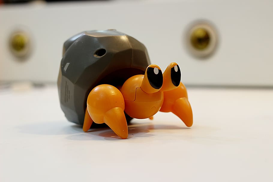 negre, taronja, joguina plàstica de la criatura marina, cranc, pokemon, abatible, evolució, representació, joguina, cap gent, primer pla, a l'interior, centrar-se en primer pla, natura morta, groc, ombra, ànec de goma, representació humana, enfocament selectiu, sol objecte, figureta, art i artesania, fauna animal, 5K