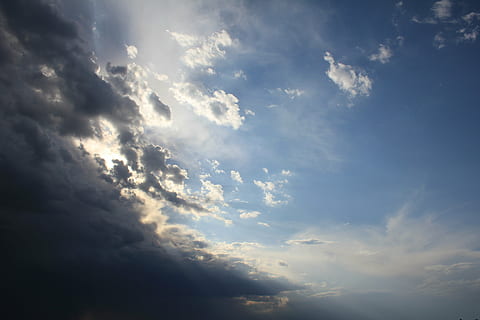 nuvens, Dom, céu, nuvem - céu, scenics - natureza, beleza na natureza, natureza, cloudscape, luz solar, tranquilidade, visão de baixo ângulo, céu dramático, meio Ambiente, ninguém, céu mal-humorado, azul, cena tranquila, ao ar livre, dia, raio de Sol, origens, meteorologia, vento, Sombrio, 5K, CC0, domínio público, royalty free