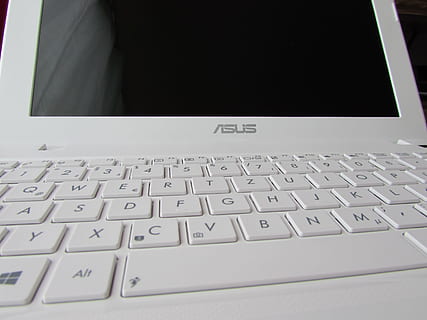 uitgeschakeld, wit, monitor, scherm, notitieboekje, netbook, sleutels, laptop, asus, toetsenbord, thuiskantoor, blogging, het, computertechnologie, programmering, computer, portable, technologie, computerscherm, pc, internet, computer sleutel, geen mensen, bedrijf, communicatie, computers, uitrusting, Draadloze technologie, detailopname, mobiliteit, enkel object, computerapparatuur, verbinding, binnenshuis, brief, computer deel, tekst, alfabet, draagbaar informatie-apparaat, witte kleur, modern, 4K, CC0, publiek domein, royaltyvrij