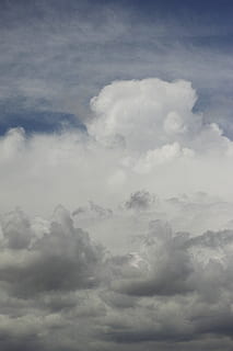 gris, lluvioso, frío, tormenta, huracán, cielo, aire, atmósfera, volar, espacio, aire libre, nubes, alto, blanco, nube, paisaje, naturaleza, esta en el aire, fondo, al aire libre, día, hermoso, ambiental, composición, temporada, textura, resumen, nube - cielo, belleza en la naturaleza, paisajes - naturaleza, nadie, antecedentes, paisaje de nubes, tranquilidad, escena tranquila, mullido, cielo dramático, el color blanco, idílico, nublado, blandura, meteorología, ominoso, tenue, 4K, CC0, dominio público, libre de derechos
