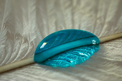 strauss spring, gocciolare, piuma, vicino, macro, sfondo, goccia d'acqua, struttura, piuma d'uccello, liquido, blu, avvicinamento, nessuno, messa a fuoco selettiva, in casa, natura morta, legno - materiale, arte e artigianato, tavolo, gruppo di oggetti, pennello, spazzola, scelta, ricchezza, variazione, concentrarsi sulle conoscenze acquisite, moda, girato in studio, color turchese, lusso, gemma preziosa, color argento, 4K, CC0, dominio pubblico, privo di copyright