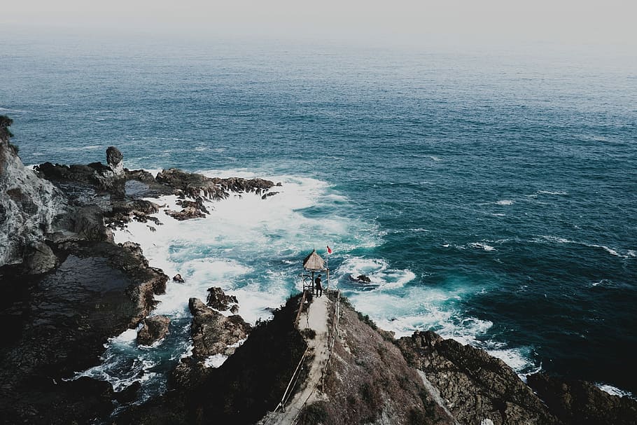 persona, de peu, penya-segat, de cara, verd, mar, aèria, fotografia, cos, aigua, illa, oceà, splash, onada, bandera, Costa, blau, blanc, java, sud del mar, jogja, yogyakarta, indonesi, escenics - natura, rock, bellesa a la natura, rock - object, vista d’angle alt, persones reals, sòlid, naturalesa, escena tranquil·la, cel, formació de roca, tranquil·litat, dia, estils de vida, homes, escena no urbana, idíl·lic, horitzó sobre l’aigua, a l'aire lliure, 4K