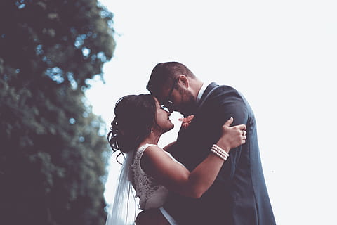 man, vrouw, bezit, op zoek, bruidegom, bruid, boom, gelukkig, begin, volwassen, mannen, liefde, beeldtechniek, Beeldtype, glimlachen, menselijke leeftijd, buitenshuis, vorm van communicatie, heteroseksueel paar, alleen volwassenen, etniciteit, bewegende activiteit, tijdstip, twee personen, menselijke relatie, kleurenbeeld, staand, omarmen, Kaukasische etniciteit, hartelijk, jonge vrouwen, positieve emotie, kleding, aandoenlijk, gezichtsuitdrukking, jonge mannen, dag, gezichtspunt, fysieke positie, zijaanzicht, saamhorigheid, romance, vrolijk, mensen, natuurlijk fenomeen, ingebouwde structuur, medio volwassene, bonding, emotie, paar - relatie, jonge volwassene, vrouwtjes, casual kleding, echte mensen, levensstijlen, mannetjes, zoenen, 8K, CC0, publiek domein, royaltyvrij