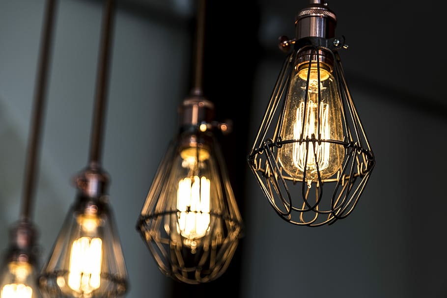 convertit, llum penjant edison, primer pla, foto, bombeta edison encès, llums, llanterna, bombeta, vell, vintage, equips d’il·luminació, penjant, il·luminat, llum elèctrica, a l'interior, llum, centrar-se en primer pla, electricitat, cap gent, vidre - material, filament, brillant, vista d’angle baix, fosc, generació de combustible i energia, llum - fenomen natural, llum penjant, sostre, 4K