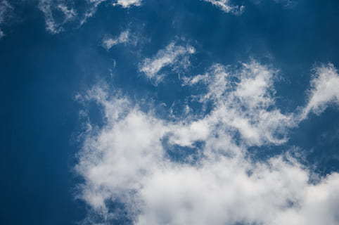 cel, núvol, blau, blanc, solar, estiu, núvols, posta de sol, núvols blancs, paisatge, ambiental, naturalesa, fons, espai, textura, aire, composició, increïble, aire lliure, llum, pau, dia, bonic, patró, atmosfera, al matí, genial, temporada, resum, imatge en color, ningú, detall, cap gent, fotografia, patró abstracte, còpia espai, colors vius, horitzontal, núvol - cel, bellesa a la natura, vista d’angle baix, escenics - natura, tranquil·litat, cloudscape, Color blanc, a l'aire lliure, medi ambient, idíl·lic, escena tranquil·la, llum solar, vent, meteorologia, fons abstractes, Wispy, 4K, CC0, domini públic, lliure de regalies