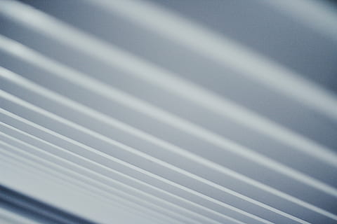 persianes de finestres blanques, blanc, línies, resum, finestra, cec, fons, patró, cap gent, marc complet, primer pla, textura, color plata, ratlles, fons abstractes, metall, naturalesa, a l'interior, plata - metall, dia, blau, seguretat, tèxtil, 5K, CC0, domini públic, lliure de regalies