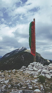 verd, vermell, bandera, pila, roques, fotografia de paisatge, muntanyes, blau, cel, cim, pedra, muntanya, vent, rock, núvol, superior, naturalesa, paisatge, budista, moutain, núvol - cel, bellesa a la natura, medi ambient, dia, tranquil·litat, Serra, escenics - natura, temperatura de fred, hivern, escena tranquil·la, sòlid, cap gent, escena no urbana, rock - object, cim de muntanya, formació, muntanya nevada, 5K, CC0, domini públic, lliure de regalies