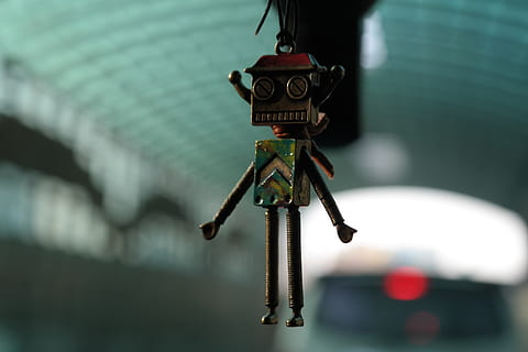 marron, vert, robot, pendaison, décor, poupée, Android, mignonne, bourreau, jouet, symbole, mécanique, conceptuel, robotique, fermer, se concentrer sur le premier plan, personne, métal, journée, Sécurité, protection, en plein air, clé, porte-clés, art et Artisanat, la communication, construction de murs, architecture, conception, mise au point sélective, la créativité, forme, 5K, CC0, domaine public, libre de droits
