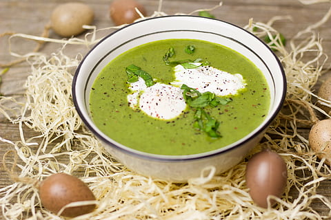verde, supă, alb, castron, Paști, ierburi, Usturoiul de urs, ou, de casă, gătit, mânca, sănătos, Vegetarian, Masa de pranz, alimente, se bucura, amenda, cald, bucătar, mâncat sănătos, Culoarea verde, mancare si bautura, culturi, prospeţime, băutură, vedere în unghi mare, gata să mănânce, nici o persoana, a închide, bunăstare, masă, vegetal, plantă, iarbă, selectiv, natură, mic dejun, supa de legume, mancare vegetariana, diete, 5K, CC0, domeniu public, fără drepturi de autor