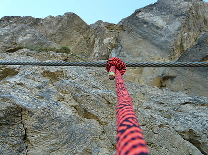 Drahtseil, Sicherung, Sicherheit, Seil, bergsport, klettern, Klettersteig, Seil hoch, Stahlkabel, Bergsteigen, steigen, sichern, ein Tier, Tierthemen, Tag, Tierwelt, Berg, Tiere in freier Wildbahn, Rock, Rock - Objekt, solide, Natur, Tier, Flachwinkelansicht, keine Leute, Wirbeltier, rot, draußen, Säugetier, Schönheit in der Natur, Himmel, Felsformation, Tierhals, 2K, CC0, gemeinfrei, lizenzfrei
