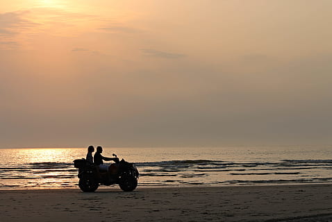 zwei, Personen, Reiten, ein Fernseher, Strand, Quad, Abend, Sonnenuntergang, Fahrt, Stimmung, Meer, Wasser, Urlaub, abendstimmung, Silhouette, Entspannen Sie Sich, Niederlande, Spaß, Sport, Freizeit, Motorrad, Strandreisen, Freizeitsport, sportlich, Himmel, Horizont über Wasser, Land, Horizont, Schönheit in der Natur, Szenen - Natur, zwei Menschen, Natur, Freizeitbeschäftigung, echte Menschen, orange Farbe, Lebensstile, Ruhe, Sitzung, draußen, Paar - Beziehung, 4K, CC0, gemeinfrei, lizenzfrei