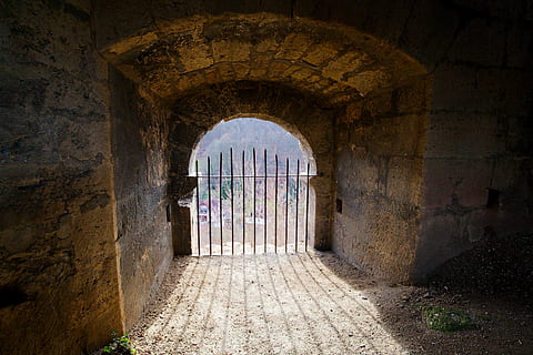 grigio, cancello di metallo, chiuso, Marrone, pavimento, architettura, arco, Gotico, parete, vecchio, tunnel, palazzo, pietra, ingresso, antichità, porta, costruzione, obbiettivo, mattone, legna, muro di pietra, struttura, accatastati, schema, vista frontale, grattugiare, decaduto, inferriate delle finestre, griglia, finestra sbarrata, metallo, griglia di acciaio, grata, di riserva, sicurezza, struttura costruita, il passato, storia, nessuno, giorno, direzione, la strada davanti, portico, destinazioni di viaggio, luce del sole, Entrata, natura, caratteristica della parete, corridoio, in casa, viaggio, colonna architettonica, antica civiltà, colonnato, 5K, CC0, dominio pubblico, privo di copyright