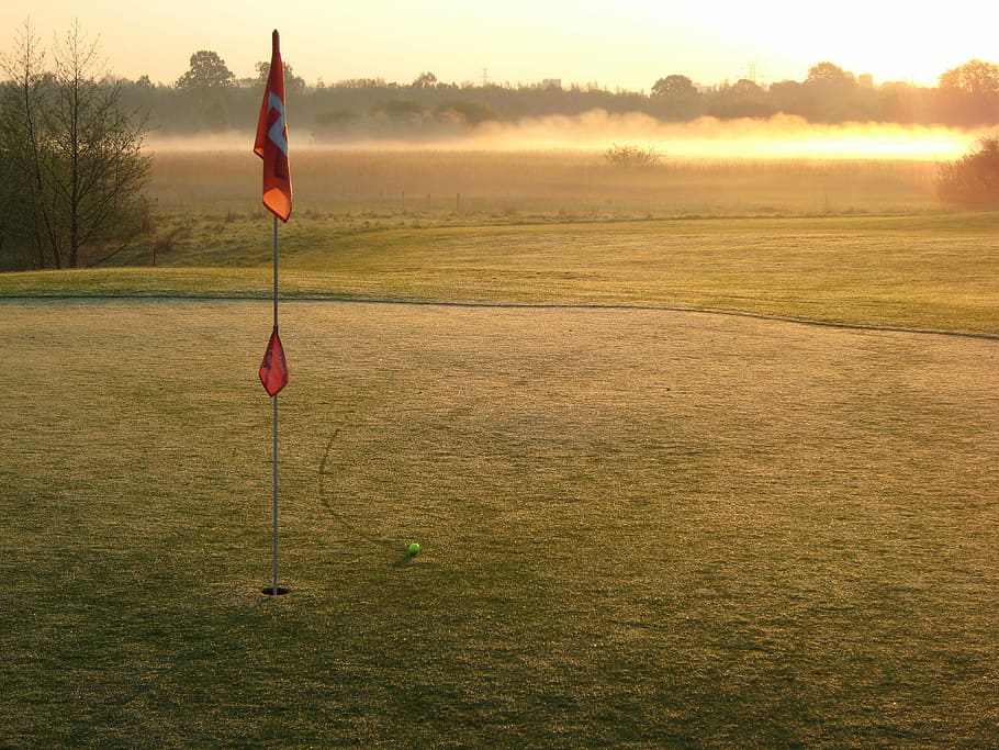 photo, rouge, drapeau, terrain de golf, Orange, drapeau de golf, jour, herbe, vert, le golf, cours, plante, sport, beauté dans la nature, tranquillité, la nature, ciel, arbre, personne, le coucher du soleil, scène tranquille, activité, paysages - nature, green - parcours de golf, couleur verte, Activité de loisir, 2K