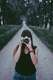 vrouw, zwart, mouwloos, top, bezit, grijs, brug camera, dag, vrouw in het zwart, camera - fotografische apparatuur, buitenshuis, fotograaf, fotograferen, een persoon, natuur, mensen, Kaukasische etniciteit, fotografie thema's, hobbies, vrouwtjes, op zoek, volwassen, activiteit, technologie, echte mensen, weg, focus op de voorgrond, boom, vooraanzicht, vrijetijdsbesteding, casual kleding, portret, staand, fabriek, levensstijlen, digitale camera, verduisterd gezicht, kapsel, 4K, CC0, publiek domein, royaltyvrij