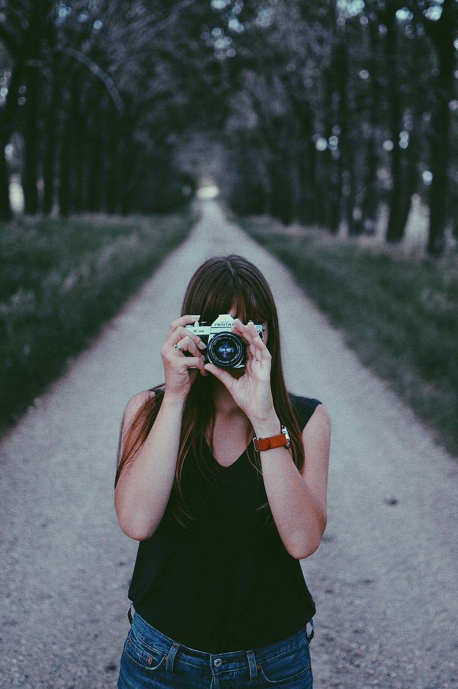 dona, negre, sense mànigues, superior, celebració, gris, càmera de pont, durant el dia, dona de negre, càmera - equip fotogràfic, a l'aire lliure, fotògraf, dones, fotografiar, una persona, naturalesa, gent, ètnia caucàsica, temes de fotografia, aficions, femelles, mirant, adult, activitat, tecnologia, persones reals, carretera, centrar-se en primer pla, arbre, vista frontal, activitat d'oci, roba casual, retrat, de peu, planta, dia, estils de vida, càmera digital, cara oculta, pentinat, 4K