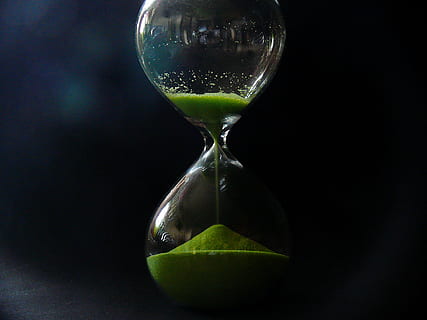 ampulheta, raso, fotografia de foco, distância temporal, cronômetro, duração, temporizador, estilo, período, fughit, intervalo, Estágio, areia, alcance, hora, tempus, relógio, tempo de, enquanto, branco, Tempo, atraso, diferença de tempo, tenso, quantidade de tempo, reflexão, ninguém, fechar-se, dia, terra, transparente, data limite, natureza, dentro de casa, vidro - material, queda, focar em primeiro plano, único objeto, tiro do estúdio, ainda vida, fundo preto, 2K, CC0, domínio público, royalty free