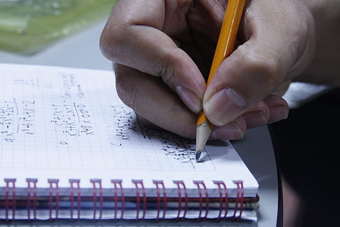 llapis, mà, quadern, escriure, notes, anotació, part del cos humà, mà humana, una persona, adult, primer pla, bolígraf, paper, educació, celebració, dit, dit humà, part del cos, llibre, a l'interior, text, homes, publicació, estudiar, bloc de notes, càlcul, 4K, CC0, domini públic, lliure de regalies