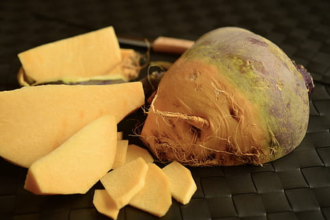 fotografia ravvicinata, radici commestibili, barbabietole, rape, tubero, verdure, salutare, cibo, alimentazione, vegetariano, mangiare, cucinare, cibo e bevande, fetta, freschezza, nessuno, mangiare sano, benessere, natura morta, in casa, avvicinamento, cibo crudo, tavolo, frutta, concentrarsi sulle conoscenze acquisite, verdura, tagliere, legno - materiale, carne, biologico, vista dall'alto, cibo vegetariano, 4K, CC0, dominio pubblico, privo di copyright