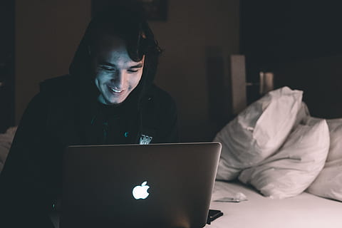 henkilö, käyttämällä, MacBook, sänky, mies infront, dj, cesqeaux, kannettava tietokone, makuuhuone, tietokone, yö-, yksi henkilö, ihmiset, tekniikka, miehet, Internet, sisällä, aikuinen, valkoihoinen etnisyys, kodin sisustus, langaton tekniikka, työskentely, urokset, oikeita ihmisiä, käyttää kannettavaa tietokonetta, huonekalut, viestintä, yhteys, kodin huone, nuori aikuinen, muotokuva, pääosuma, elämäntavat, tumma, surffata netissä, 4K, CC0, public domain, rojaltivapaa