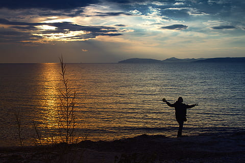 tramonto, decani, marino, natura, mare, acqua, silhouette, persone, spiaggia, all'aperto, crepuscolo, scena tranquilla, cielo, posizioni di viaggio, una persona, estate, lago, bellezza nella natura, scenics - natura, nuvola - cielo, persone reali, stili di vita, in piedi, la tranquillità, braccio umano, attività di svago, terra, braccia distese, arto, braccia alzate, 4K, CC0, dominio pubblico, privo di copyright