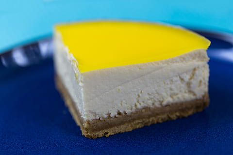 ostekage, citron, dessert, desserter, mad, sød, kage, kager, skive, gul, blå, farvet baggrund, mad og drikke, ingen mennesker, studio skud, indendørs, mejeriprodukt, friskhed, smør, tæt på, blå baggrund, måltid, brød, sprede, klar til at spise, snack, bekvemmelighed mad, morgenmad, 4K, CC0, offentligt domæne, royaltyfrie