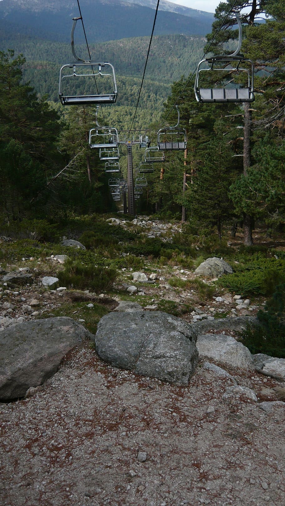 tancat, forfait, esquiar, tràiler, telecadira, telefèric, muntanyes, tardor, primavera, naturalesa, muntanya, planta, cap gent, arbre, dia, aigua, rock, estructura construïda, sòlid, creixement, arquitectura, tranquil·litat, rock - object, escena tranquil·la, a l'aire lliure, bellesa a la natura, terra, color verd, paisatge, 2K
